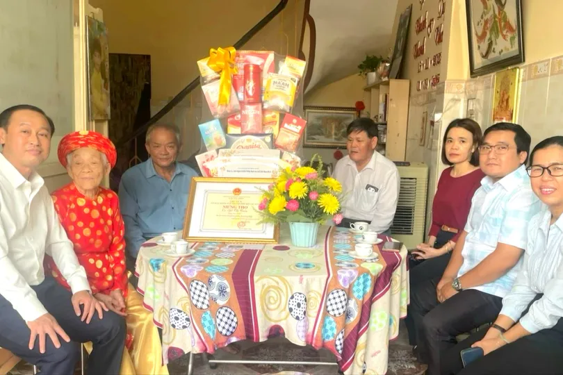 Lãnh đạo HĐND TPHCM thăm, chúc thọ người cao tuổi tiêu biểu