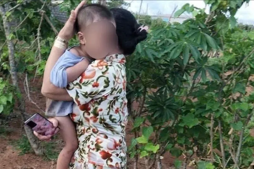 Vỡ òa giây phút tìm thấy bé hơn 2 tuổi sau 12 giờ mất tích. Ảnh: NGỌC NGÂN