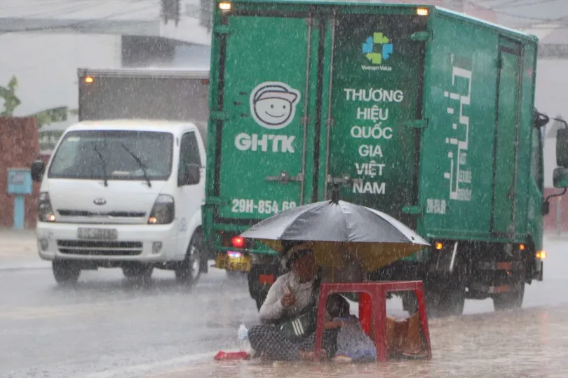 Những phận đời mưu sinh dưới mưa 