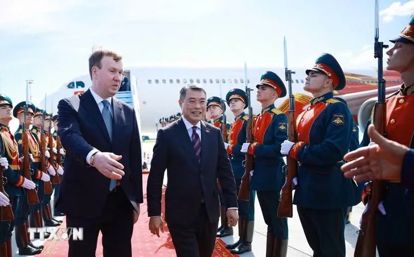 Thủ tướng Lê Minh Hưng đến thành phố Kazan bắt đầu chuyến tham dự Hội nghị Cấp cao Kỷ niệm 35 năm quan hệ ASEAN-Nga và hoạt động song phương tại Kazan, Cộng hòa Tatarstan (Liên bang Nga). Ảnh: TTXVN