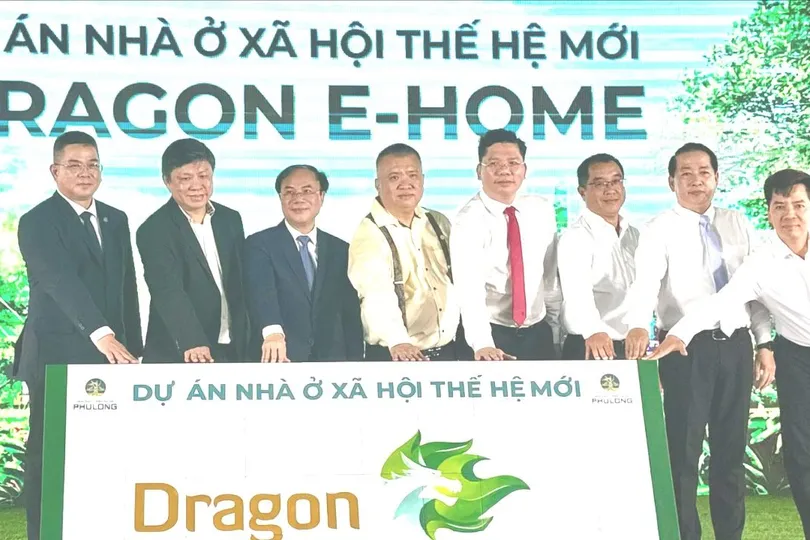 Các đại biểu thực hiện nghi thức khởi công dự án. Ảnh: THANH HIỀN