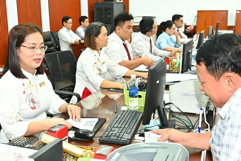 Công chức Trung tâm Phục vụ hành chính công phường Tam Bình giải quyết hồ sơ cho người dân