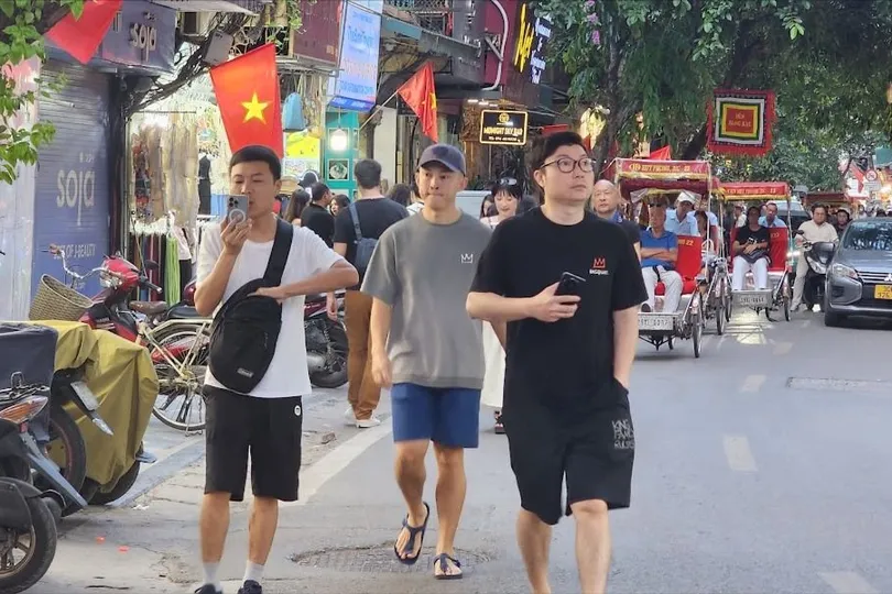 Khách du lịch quốc tế tại phố cổ Hà Nội. Ảnh: 7THU HÀ