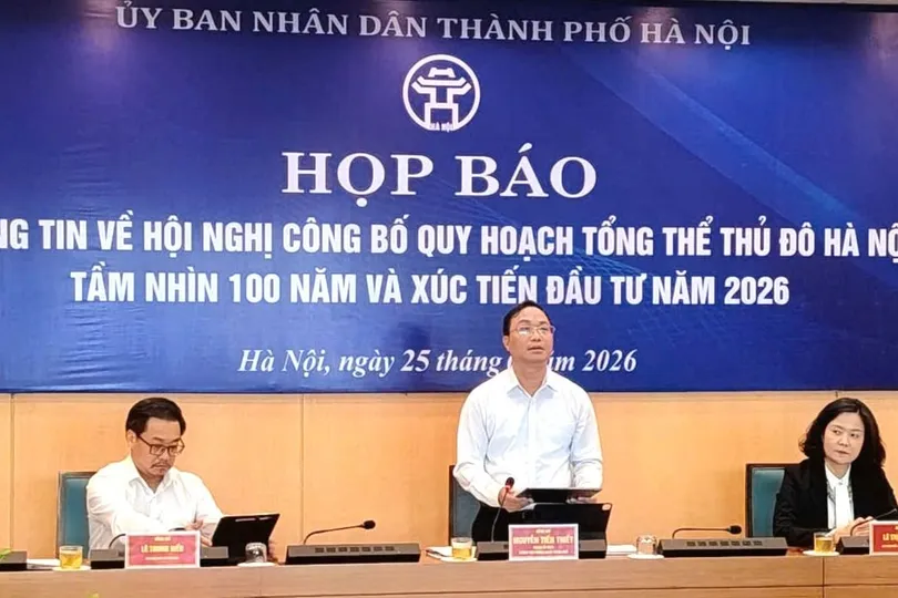 Ông Nguyễn Tiến Thiết, Chánh Văn phòng UBND TP Hà Nội trả lời báo chí. Ảnh: NGUYỄN QUỐC