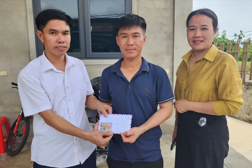 Đại diện UBND xã Thạch Hà trao 20 triệu đồng của bạn đọc Báo SGGP cho anh Nguyễn Hữu Việt (cha của Nguyễn Thị Triệu Vy)