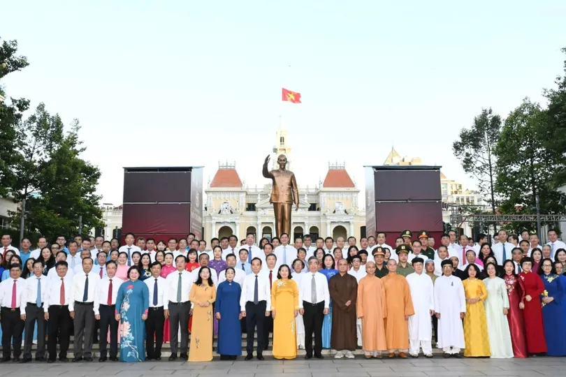 Đoàn lãnh đạo TPHCM dâng hoa tưởng nhớ Chủ tịch Hồ Chí Minh