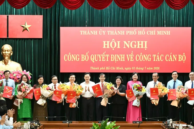 Phó Bí thư Thành ủy TPHCM Văn Thị Bạch Tuyết và Vụ trưởng Vụ địa phương 3, Ban Tuyên giáo và Dân vận Trung ương Nguyễn Huy Ngọc trao quyết định đến Ban Biên tập Báo SGGP. Ảnh VIỆT DŨNG