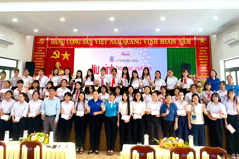 Lãnh đạo Hội Liên hiệp Phụ nữ đặc khu Côn Đảo và đại diện đơn vị tài trợ cùng các em nữ sinh nhận học bổng “Nữ sinh hiếu học vượt khó” tại buổi lễ