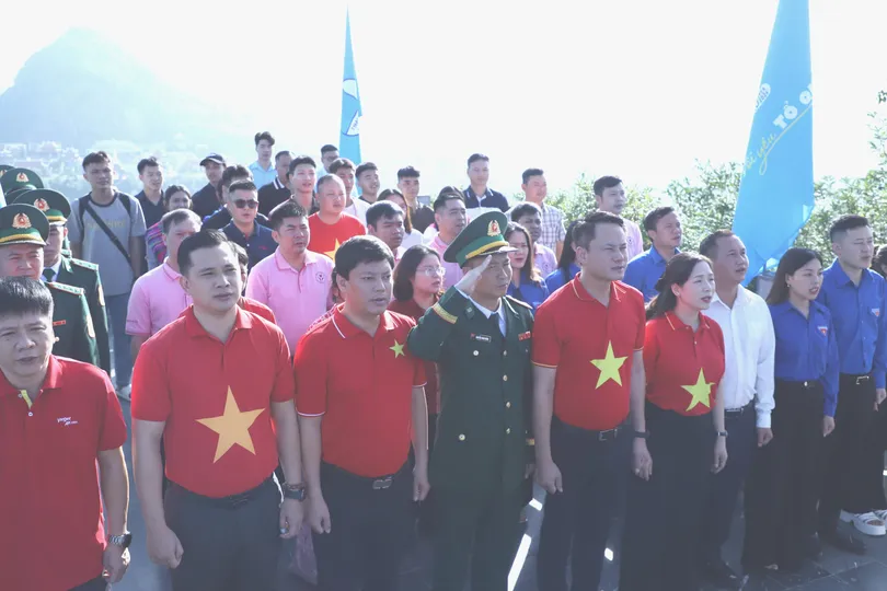 Lễ chào cờ trang nghiêm dưới Cột cờ quốc gia Lũng Cú. Ảnh: HỒ HẢI.