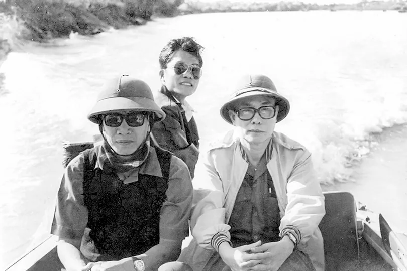 Sau ngày 30-4-1975, đồng chí Võ Văn Kiệt và đồng chí Trần Bạch Đằng (bên phải) về thăm lại căn cứ cũ, chiến trường xưa tại huyện Mỏ Cày Bắc, tỉnh Bến Tre (nay là tỉnh Vĩnh Long). Ảnh: TƯ LIỆU