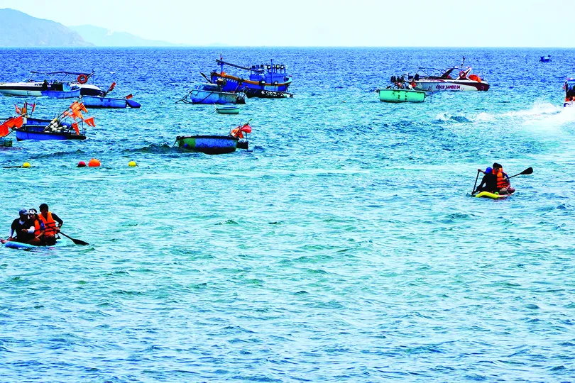 Dù biển báo động, song hoạt động vận tải đưa đón khách du lịch vẫn diễn ra rầm rộ ở bán đảo Nhơn Lý, phường Quy Nhơn Đông, tỉnh Gia Lai. Ảnh: NGỌC OAI