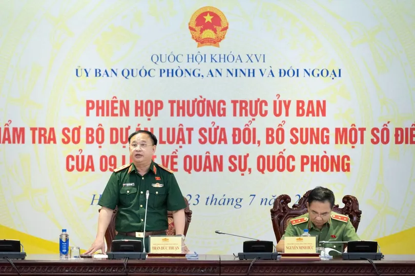 Phó Chủ nhiệm Ủy ban Quốc phòng, An ninh và Đối ngoại của Quốc hội, Trung tướng Trần Đức Thuận kết luận nội dung thẩm tra. Ảnh: CẨM HÀ 