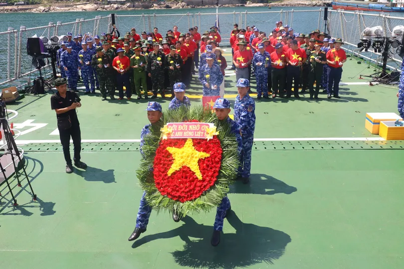 Đoàn công tác Cảnh sát biển Việt Nam dâng hương tri ân các Anh hùng Liệt sĩ
