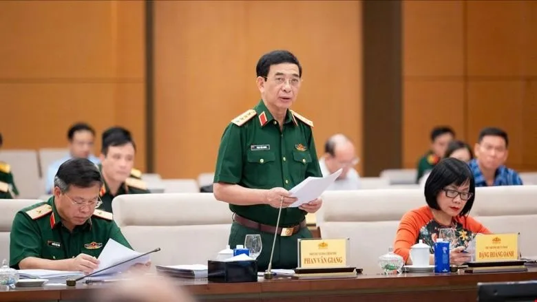 Phó Thủ tướng, Bộ trưởng Bộ Quốc phòng, Đại tướng Phan Văn Giang trình dự án luật. Ảnh: CẨM HÀ