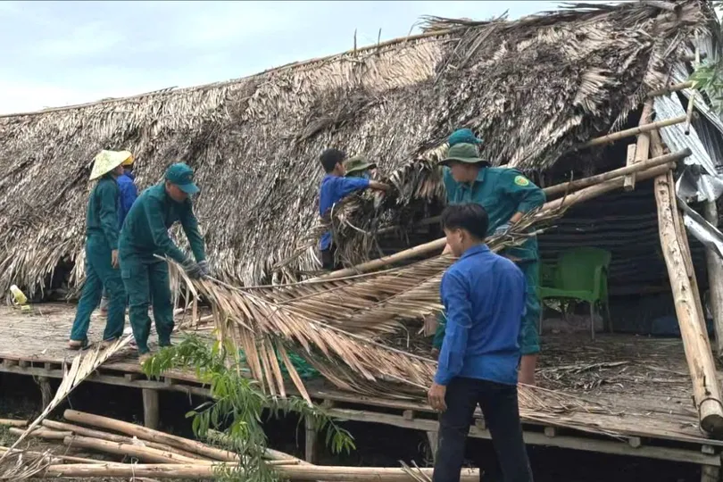 Lực lượng chức năng giúp dân hỗ trợ khắc phục hậu quả mưa dông kèm lốc xoáy
