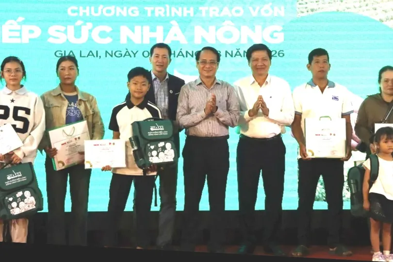 Trao chứng nhận tham gia chương trình Tiếp sức nhà nông cho các hộ nông dân và tặng quà cho các em học sinh. Ảnh: HỮU PHÚC