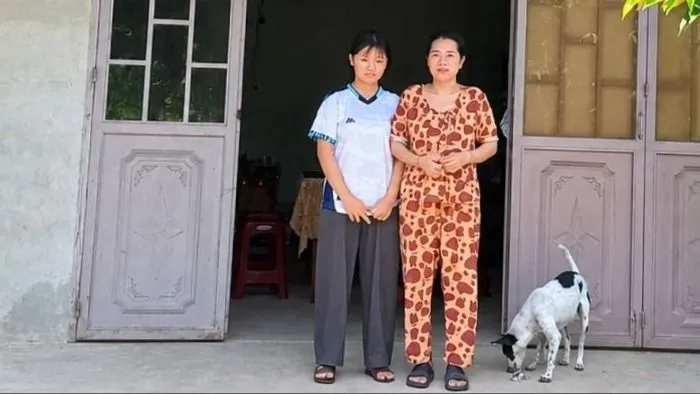 Tiếp sức nữ sinh lớp 10 có mẹ mắc u tuyến yên ở Quảng Ngãi