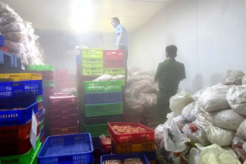 Lực lượng chức năng kiểm tra chân gà đông lạnh tại một kho hàng của doanh nghiệp trên địa bàn TP Đồng Nai. Ảnh: QLTT Đồng Nai