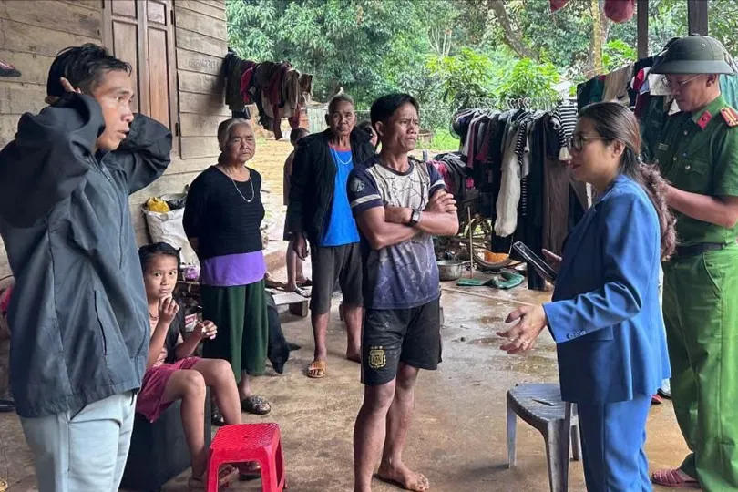 Lãnh đạo xã vận động các hộ dân thôn Đăk Ák di dời. Ảnh: UBND xã cung cấp
