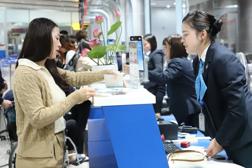 Người dân làm thủ tục tại sân bay Liên Khương