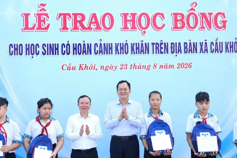 Tặng học bổng, cặp sách cho học sinh khó khăn tại xã Cầu Khởi, Tây Ninh 