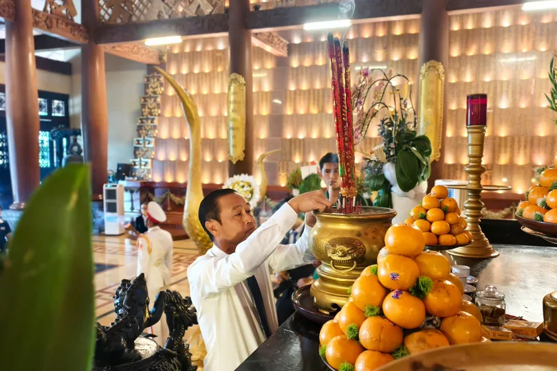 Lãnh đạo TPHCM dâng hoa, dâng hương tưởng niệm các Anh hùng liệt sĩ 