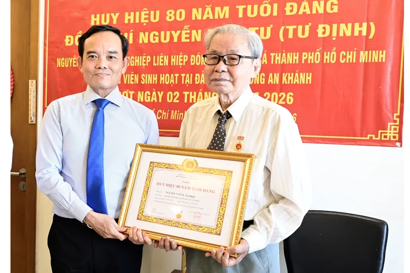 Bí thư Thành ủy TPHCM Trần Lưu Quang trao Huy hiệu 80 năm tuổi Đảng đến 2 đảng viên cao niên
