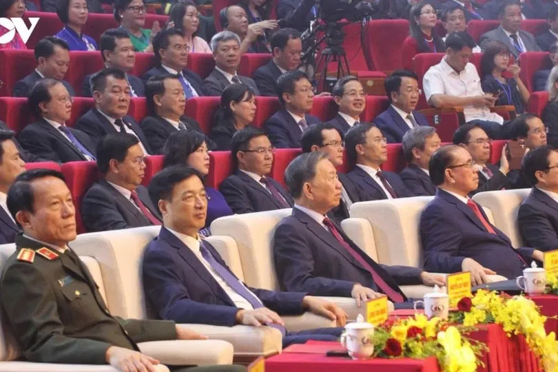 Lãnh đạo, nguyên Lãnh đạo Đảng, Nhà nước dự Lễ công bố Nghị quyết của Quốc hội về thành lập thành phố Quảng Ninh và đón nhận Huân chương Lao động hạng Nhất. Nguồn: VOV