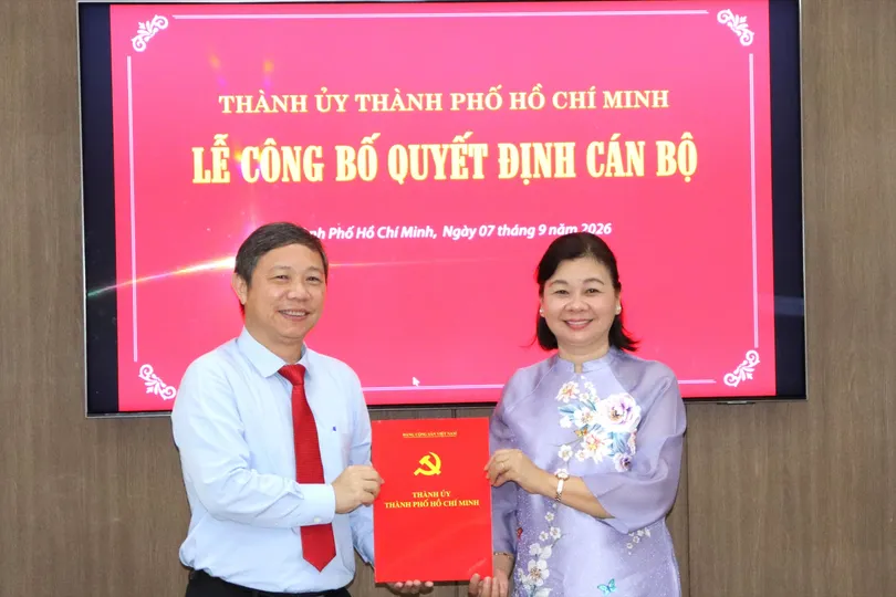 Trưởng Ban Tuyên giáo Thành ủy TPHCM Dương Anh Đức trao quyết định đến đồng chí Lý Việt Trung. Ảnh: THÁI PHƯƠNG