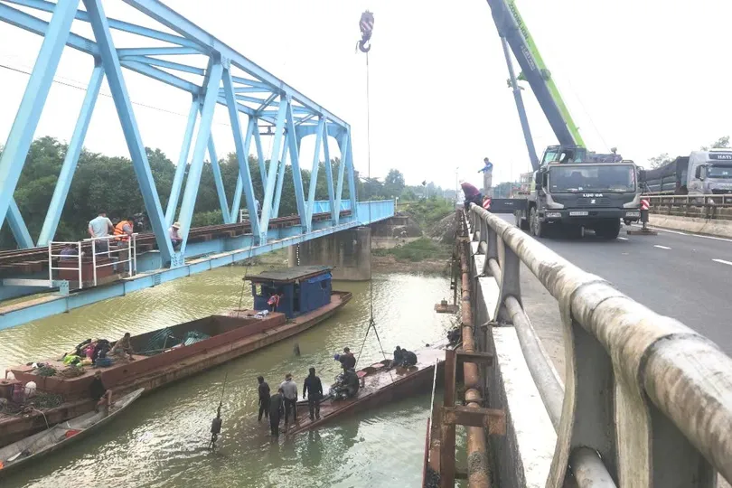 Di chuyển sà lan cuối cùng mắc kẹt ở cầu đường sắt Mỹ Chánh