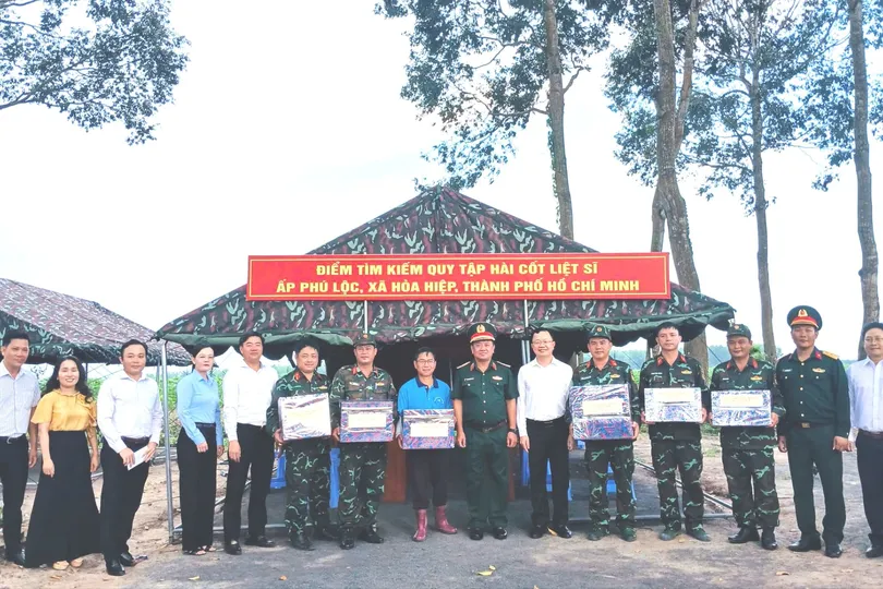 Phường Tân Phước thăm, động viên lực lượng tìm kiếm hài cốt liệt sĩ