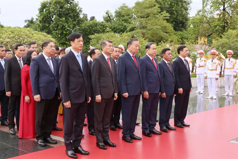 Tổng Bí thư, Chủ tịch nước Tô Lâm cùng các đồng chí lãnh đạo Đảng, Nhà nước và các đại biểu đặt vòng hoa tại Đài tưởng niệm các Anh hùng liệt sĩ trên đường Bắc Sơn, Hà Nội, trước phiên khai mạc Hội nghị lần thứ 4 Ban Chấp hành Trung ương Đảng khóa XIV, sáng 5-10. Ảnh: QUANG PHÚC