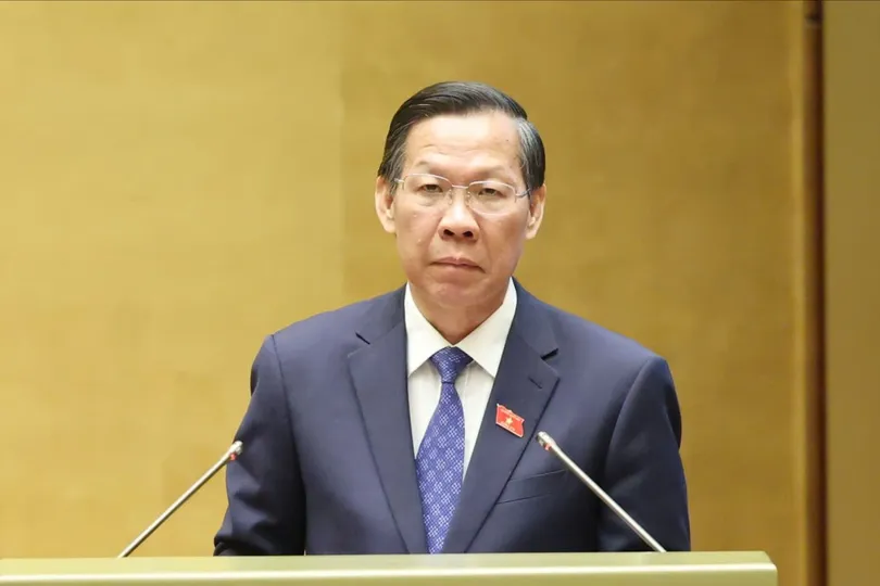 Chủ nhiệm Ủy ban Kinh tế và Tài chính của Quốc hội Phan Văn Mãi trình bày báo cáo thẩm tra, sáng 17-10. Ảnh QUANG PHÚC