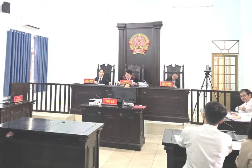 Phiên tòa xét xử VKS khởi kiện công ích, buộc doanh nghiệp trả lại tài sản công. Ảnh: SONG MAI