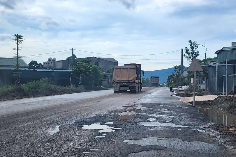Đường Hà Huy Tập ở Khu kinh tế Vũng Áng bong tróc, loang lổ. Ảnh chụp tháng 6-2026
