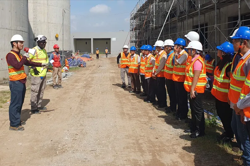 Người dân nghe giới thiệu các hạng mục tại Nhà máy xử lý nước thải Nhiêu Lộc - Thị Nghè trong buổi tham quan sáng 24-10. Ảnh: KIÊN CƯỜNG