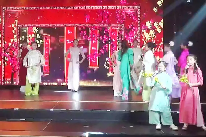 Câu lạc bộ thiếu nhi Sơn Ca Praha trình diễn tiết mục văn nghệ trong Gala đón Xuân. Ảnh: MAI LAN