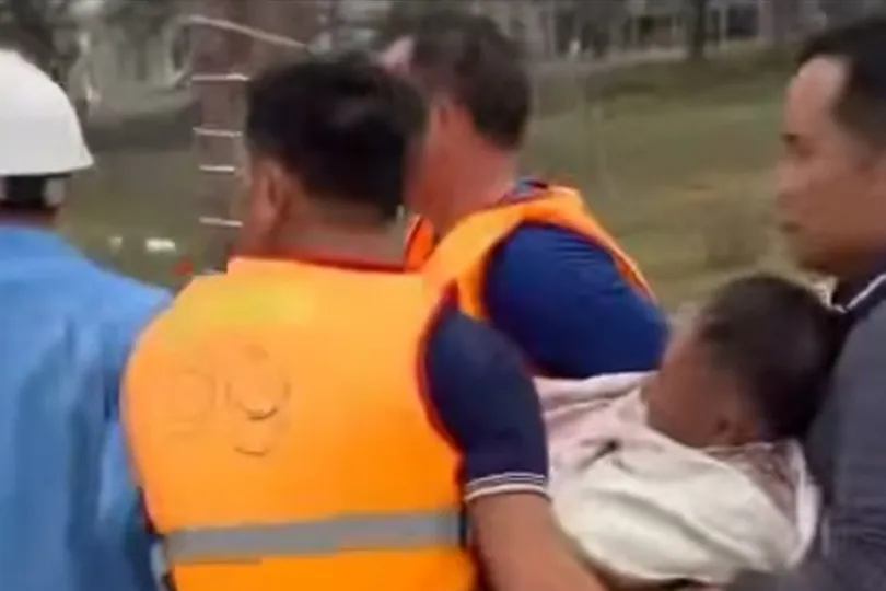 Cứu hộ thành công hai ngư dân bị lật thuyền trên biển Cửa Lò