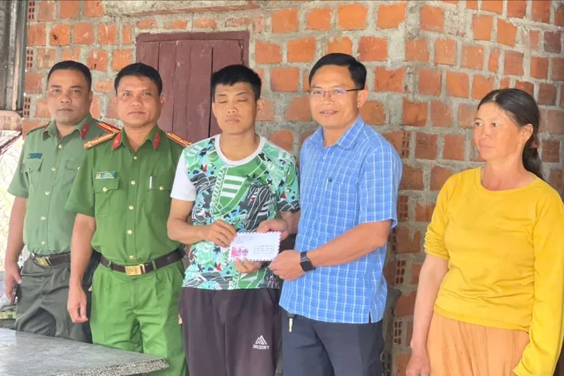 Gia Lai: Trao tiền hỗ trợ đợt 2 cho anh Hồ Thanh Sĩ