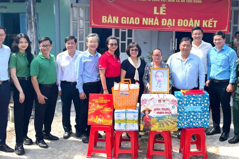 Trao tặng công trình chiếu sáng và 2 căn nhà đại đoàn kết đến người dân