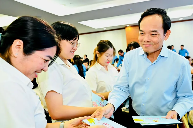 Bí thư Thành ủy TPHCM Trần Lưu Quang trao quà tết cho công nhân lao động