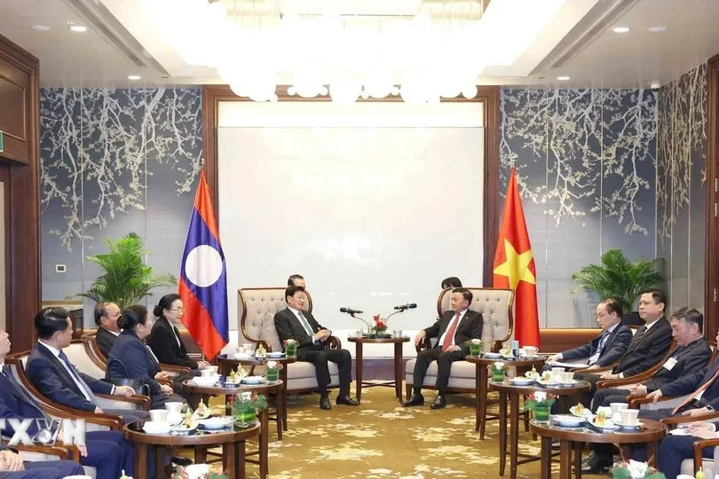 Thường trực Ban Bí thư Trần Cẩm Tú tiễn Tổng Bí thư, Chủ tịch nước Lào và Phu nhân kết thúc tốt đẹp chuyến thăm cấp Nhà nước đến Việt Nam. Ảnh: TTXVN