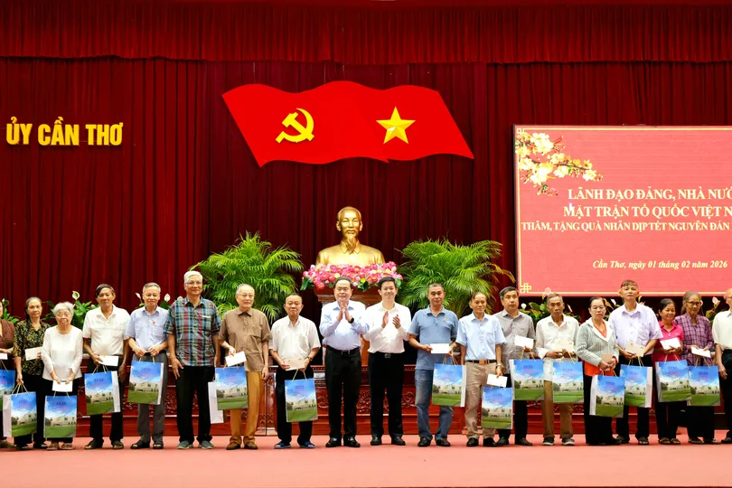 Chủ tịch Quốc hội Trần Thanh Mẫn gặp mặt lãnh đạo, nguyên lãnh đạo TP Cần Thơ