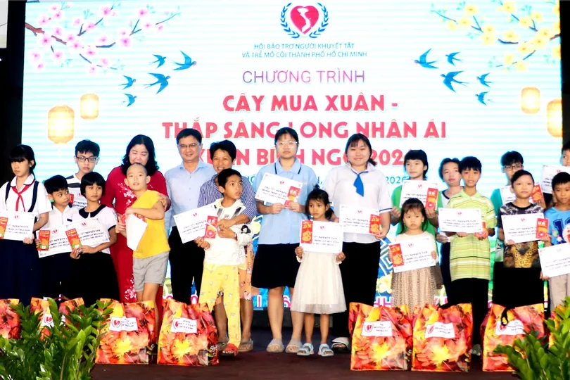 Chăm lo tết cho hơn 2.000 người khuyết tật, trẻ mồ côi