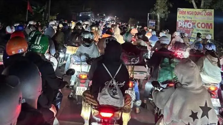 Quốc lộ về miền Tây quá tải, nhiều nơi kẹt xe kéo dài