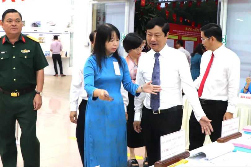 Chủ tịch HĐND TPHCM Võ Văn Minh kiểm tra công tác chuẩn bị bầu cử trước giờ khai mạc. Ảnh: NGUYỄN HUY