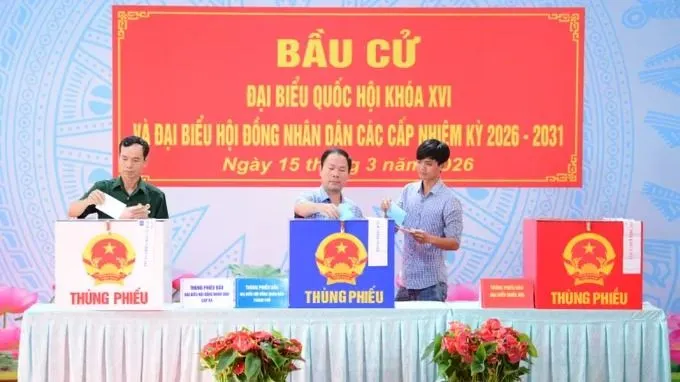 Cử tri TPHCM bỏ phiếu bầu cử sáng 15-3. Ảnh: K.T