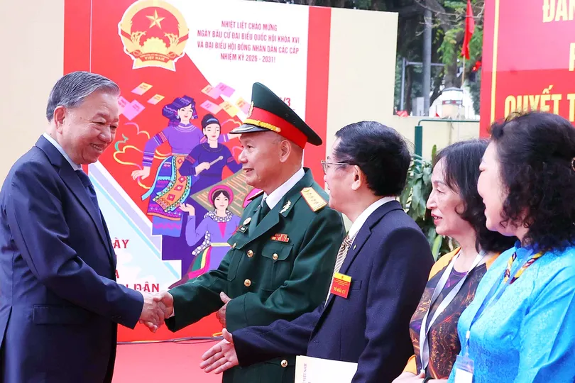 Tổng Bí thư Tô Lâm với cử tri tại Khu vực bỏ phiếu số 02 phường Ba Đình, thành phố Hà Nội. Ảnh: TTXVN