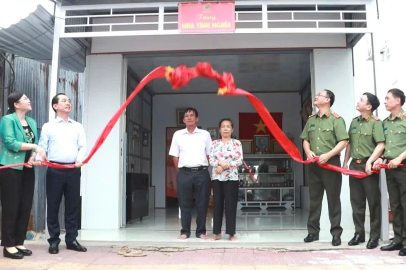 Bộ Công an trao kinh phí xây 500 căn nhà cho gia đình chính sách tại Cà Mau