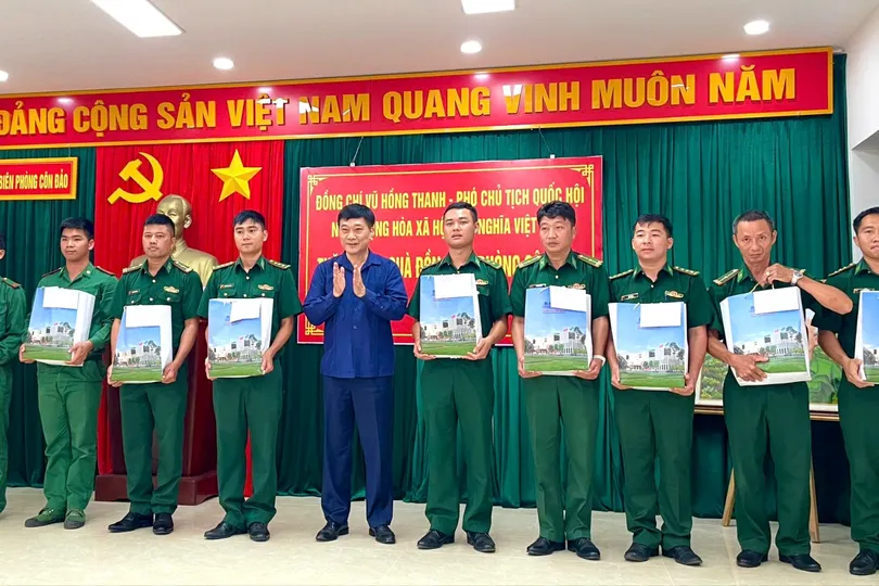 Phó Chủ tịch Quốc hội Vũ Hồng Thanh thăm, tặng quà Đồn biên phòng Côn Đảo